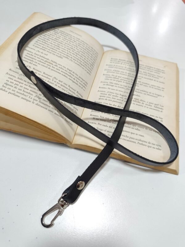 COLLAR CON PELUCHE FUCSIA + CORREA