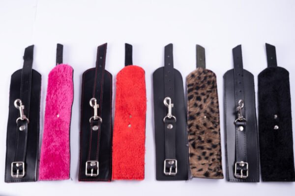 ESPOSAS DE CUERO CON PELUCHE NEGRO